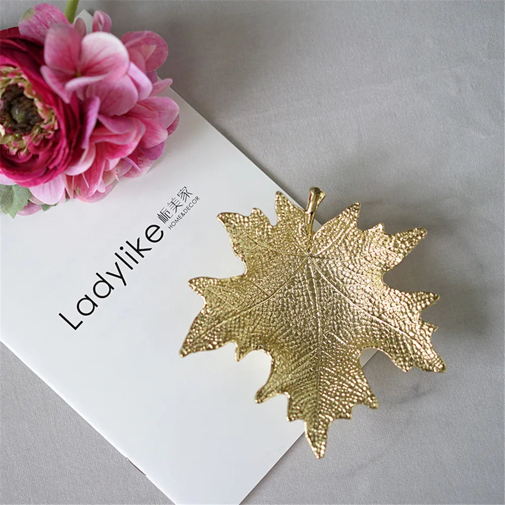 Nordic Luxury Metal Storage Tray Creative Ginkgo Leaf Shape Gold Plate Jewelry Fruit Snack Storage Tray Desk Figurines Decor