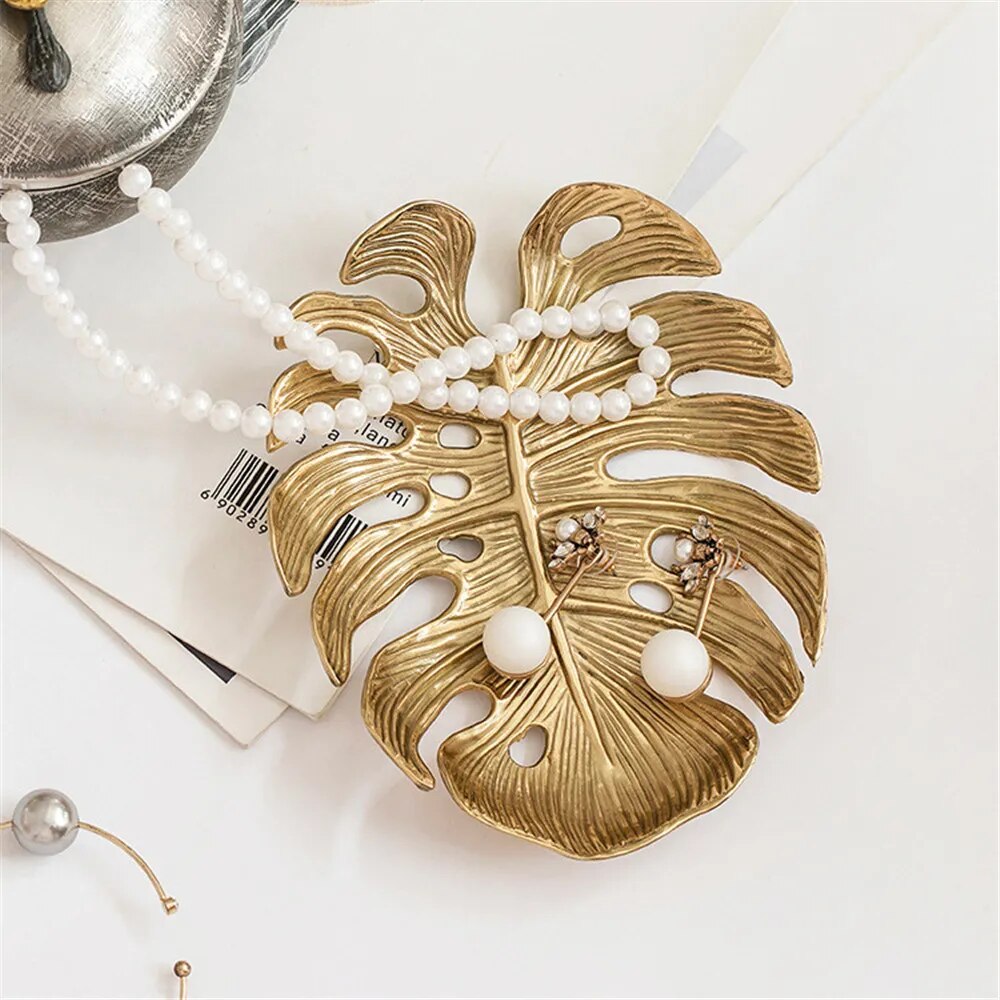 Nordic Luxury Metal Storage Tray Creative Ginkgo Leaf Shape Gold Plate Jewelry Fruit Snack Storage Tray Desk Figurines Decor